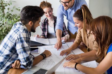 İş ortaklarının toplantıda belge ve fikirleri tartıştığı resim