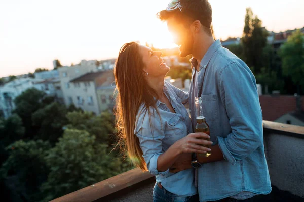 Pár Flirtování Při Pití Střešní Terase Při Západu Slunce — Stock fotografie