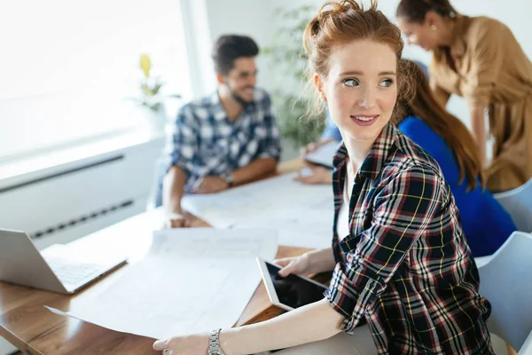 Grupo Jóvenes Empresarios Arquitectos Que Trabajan Juntos Proyectos — Foto de Stock