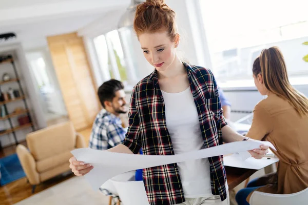 Immagine Bella Giovane Donna Affari Guardando Carta Del Progetto — Foto Stock