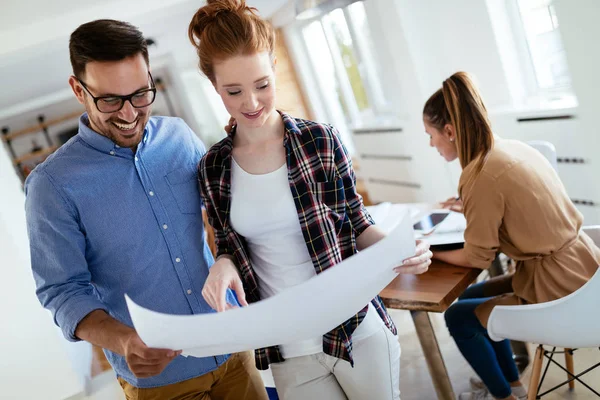 Imagen Los Socios Comerciales Discutiendo Documentos Ideas Reunión — Foto de Stock