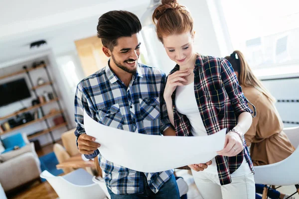 Bild Junger Architekten Die Gemeinsam Über Das Projekt Diskutieren — Stockfoto