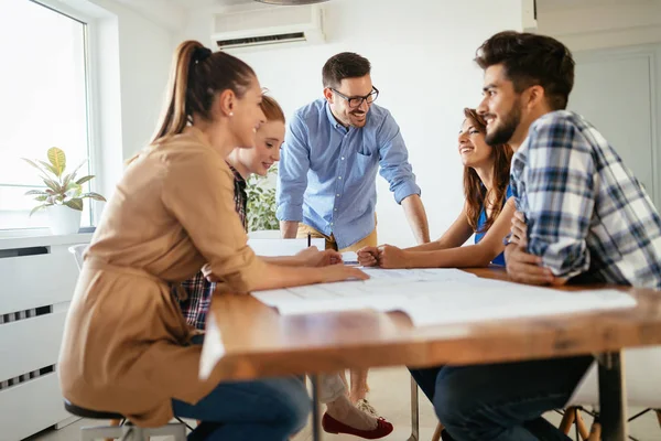 Gruppe Junger Geschäftsleute Und Architekten Die Gemeinsam Einem Projekt Arbeiten — Stockfoto