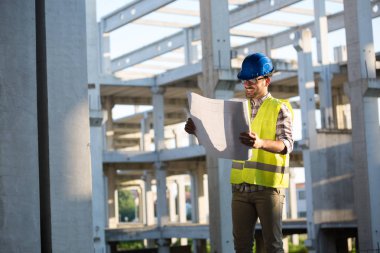 Resmi inşaat sitesi mühendis inşaat plan seyir