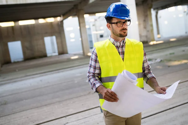 Baustelleningenieur Schaut Sich Bauplan — Stockfoto