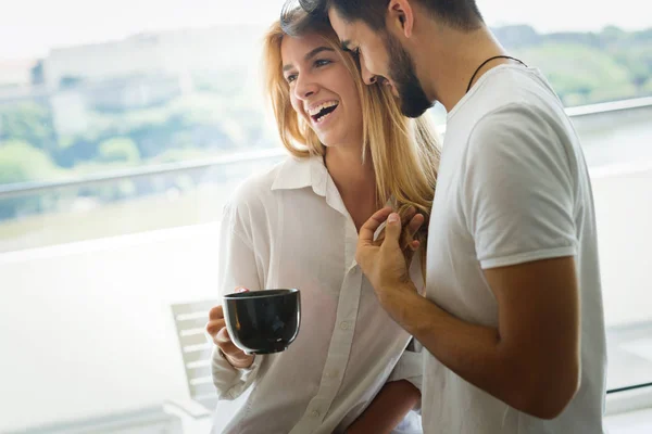 Paar Genießt Einen Morgendlichen Kaffee Hause — Stockfoto