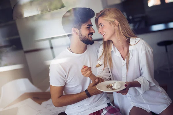 Schöne Freundin Füttert Ihren Schönen Liebhaber Mit Einem Leckeren Kuchen — Stockfoto