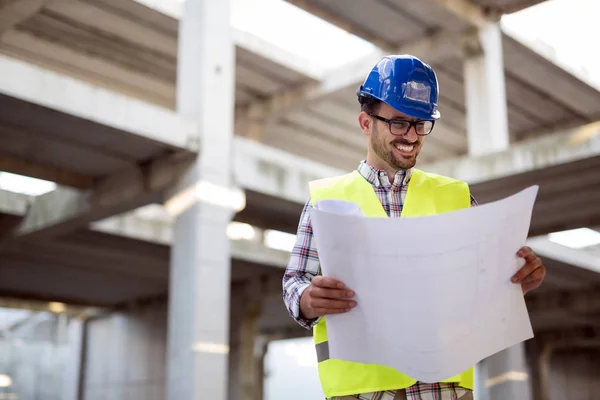 Ingeniero Guapo Trabajando Sitio Construcción Sosteniendo Plan — Foto de Stock