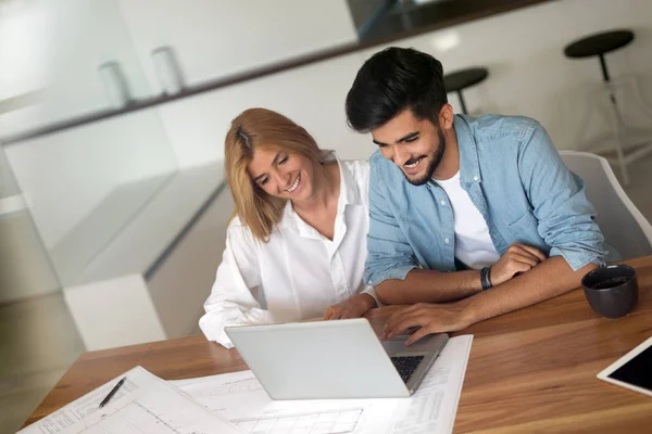 Affärsmän Och Arkitekter Arbetar Projektet Tillsammans Office — Stockfoto