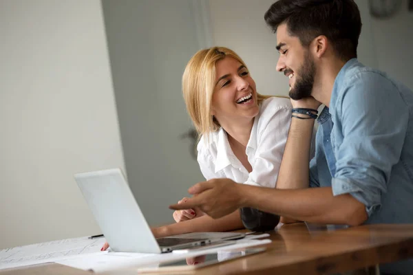 Foto Glada Kärleksfulla Unga Par Som Använder Laptop Och Analysera — Stockfoto