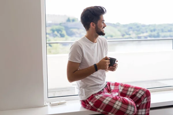 Joven Bebiendo Café Por Mañana — Foto de Stock