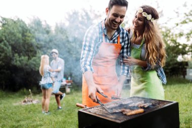 Genç güzel kadın ve yakışıklı adam Barbekü partisi