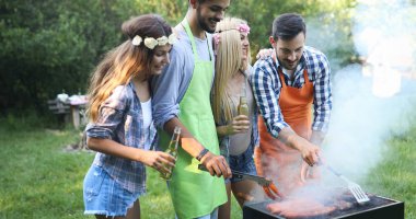 Arkadaşlar barbekü partisinin tadını çıkarıyorlar.