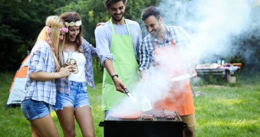 Bir grup arkadaş barbekü yapıyor.