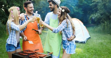 Arkadaşlar barbekü partisinin tadını çıkarıyorlar.