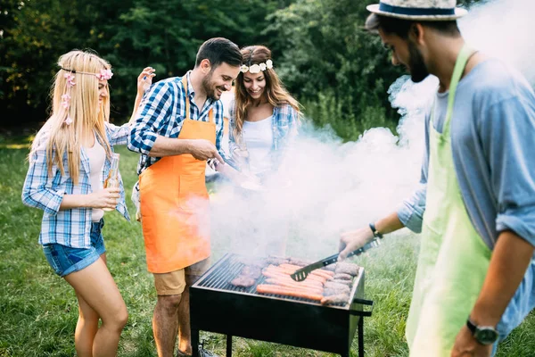 Glada Vänner Som Tillbringar Tid Naturen Och Grillar — Stockfoto