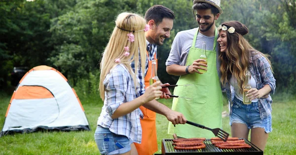 Knappe Gelukkig Man Barbecue Buitenshuis Voorbereiden Met Vrienden — Stockfoto