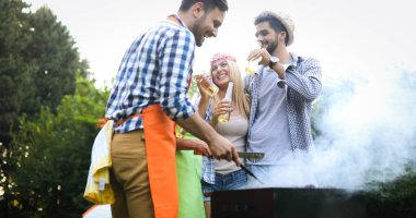 Bir grup arkadaş barbekü yapıyor.