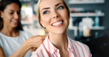 Uzun düz sarı saçlı güzel kadın