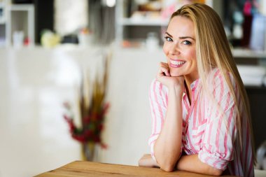 Neşeli gülümseyen genç güzel sarışın kadın portresi