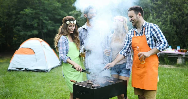 Vrolijke Vrienden Die Tijd Doorbrengen Natuur Barbecueën — Stockfoto