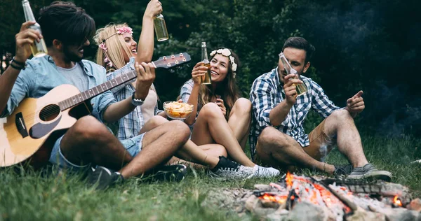 Mutlu Arkadaşlar Müzik Çalıyor Doğada Şenlik Ateşinin Keyfini Çıkarıyorlar — Stok fotoğraf