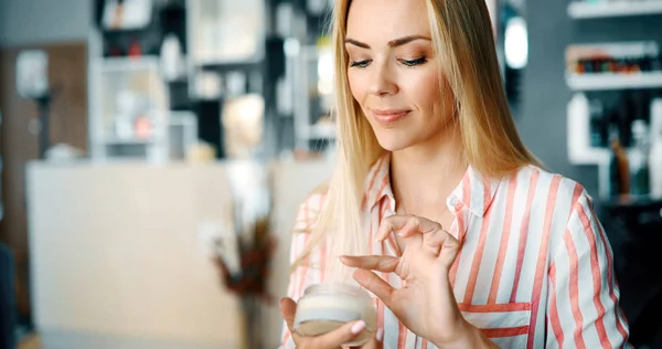 Middle Aged Blond Woman Putting Cosmetics — Stock Photo, Image
