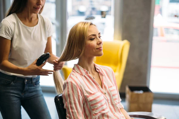 Szczęśliwa Młoda Kobieta Fryzjer Wentylatorem Dokonywanie Hot Stylizacja Salonie Włosy — Zdjęcie stockowe