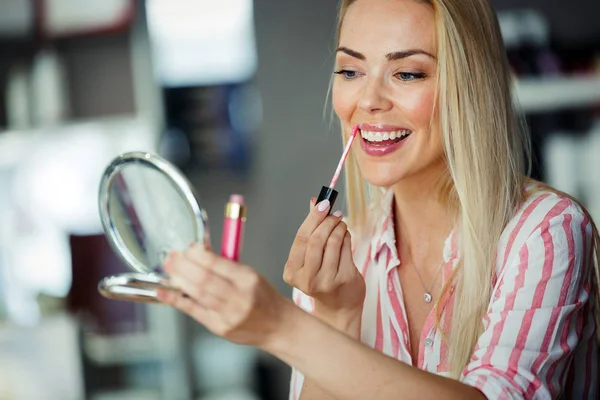 Joven Hermosa Mujer Aplicando Maquillaje Usando Pequeño Espejo Salón Belleza — Foto de Stock