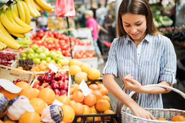 Schöne Frau Kauft Gemüse Und Obst Supermarkt Ein — Stockfoto