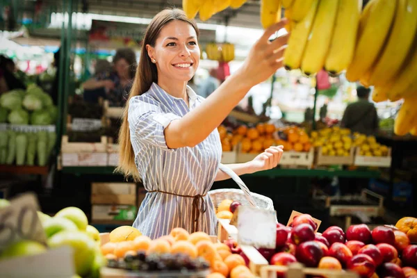 Imagem Uma Mulher Bonita Mercado Comprando Frutas — Fotografia de Stock