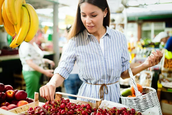 Jovem Mulher Comprando Legumes Mercado Verde — Fotografia de Stock