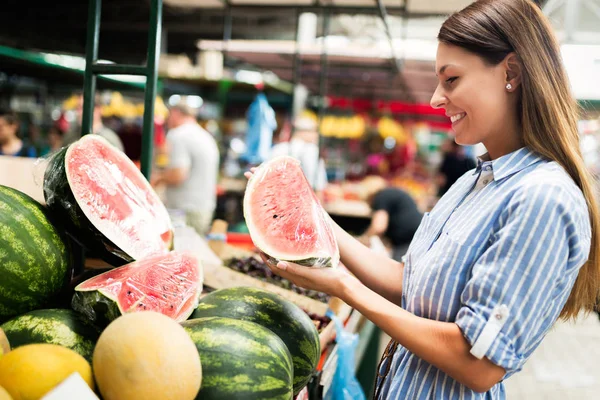 Hermosa Mujer Comprando Verduras Frutas Supermercado — Foto de Stock