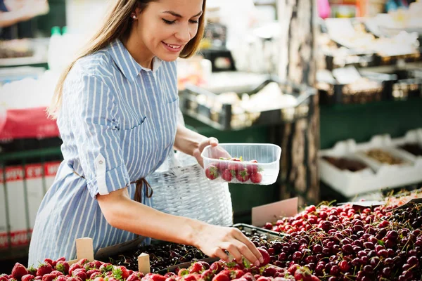 Imagem Uma Mulher Bonita Mercado Comprando Frutas — Fotografia de Stock