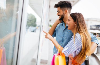 Mutlu çekici sevgi dolu çift birlikte alışveriş zaman geçirmekten keyif