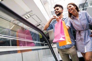 Mutlu çekici sevgi dolu çift birlikte alışveriş zaman geçirmekten keyif