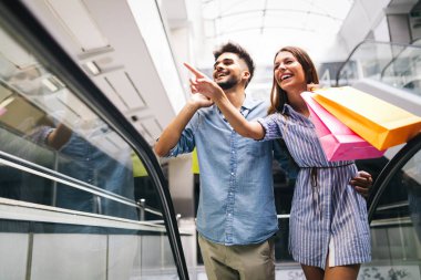 Mutlu çekici sevgi dolu çift birlikte alışveriş zaman geçirmekten keyif