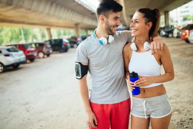 Çift doğada koşuyor ve koşuyor.