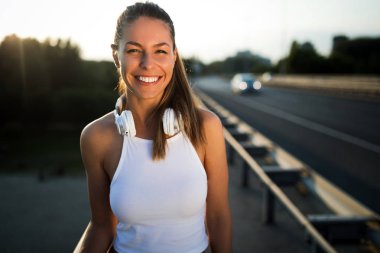 Güzel kadın koşu mola portresi