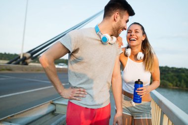 Çift doğada koşuyor ve koşuyor.