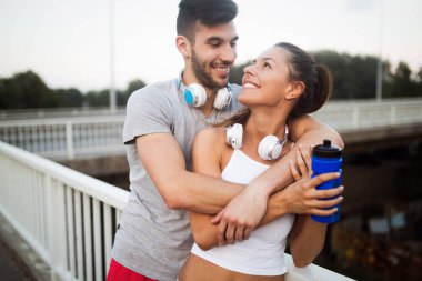 Çift doğada koşuyor ve koşuyor.