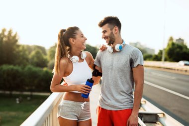 Çift doğada koşuyor ve koşuyor.