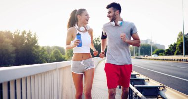 Atletik çift doğa iyi ruhu içinde koşu