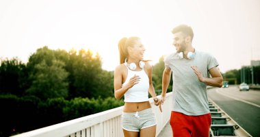 Atletik genç sevimli çift birlikte açık havada koşu