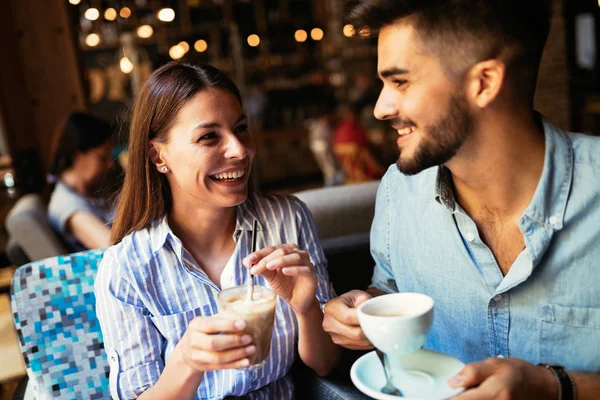 Jonge Aantrekkelijke Vrolijk Paar Datum Coffeeshop — Stockfoto