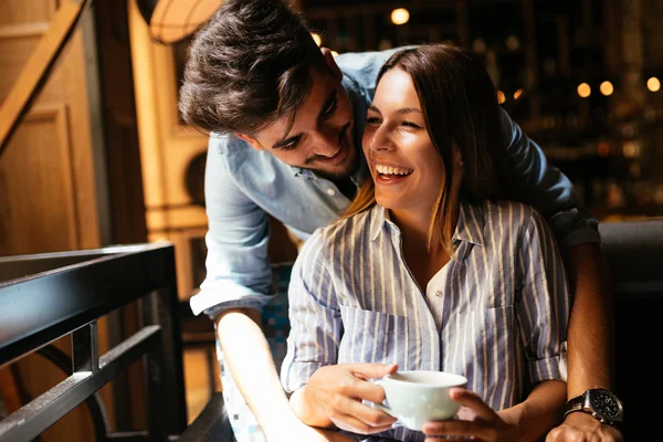 Joven Pareja Alegre Atractiva Fecha Cafetería —  Fotos de Stock