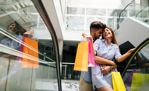 Glad Attraktiva Älskande Par Njuta Tillbringa Tid Shopping Tillsammans — Stockfoto