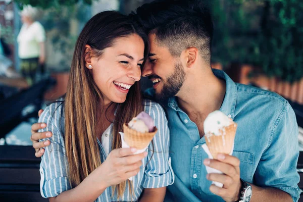 Pasangan Muda Yang Bahagia Memiliki Tanggal Dan Makan Krim — Stok Foto