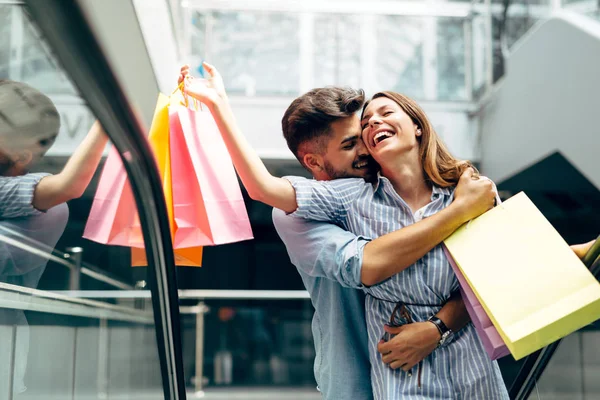 Mutlu çekici sevgi dolu çift birlikte alışveriş zaman geçirmekten keyif