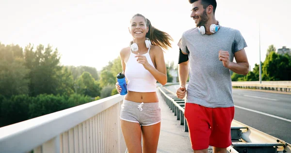 Çekici bir adam ve güzel kadın birlikte köprüde koşu